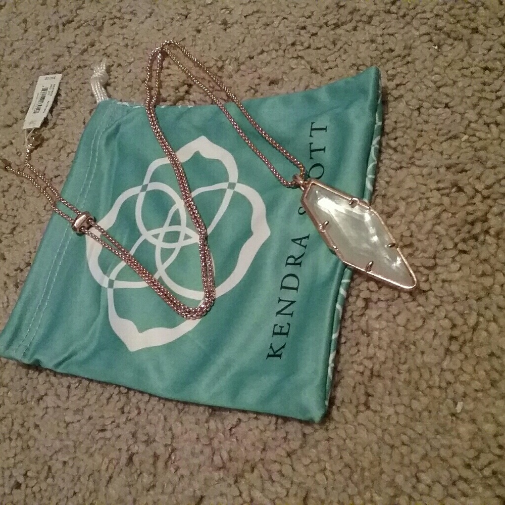 NWT Kendra Scott rose gold Beatrice necklace